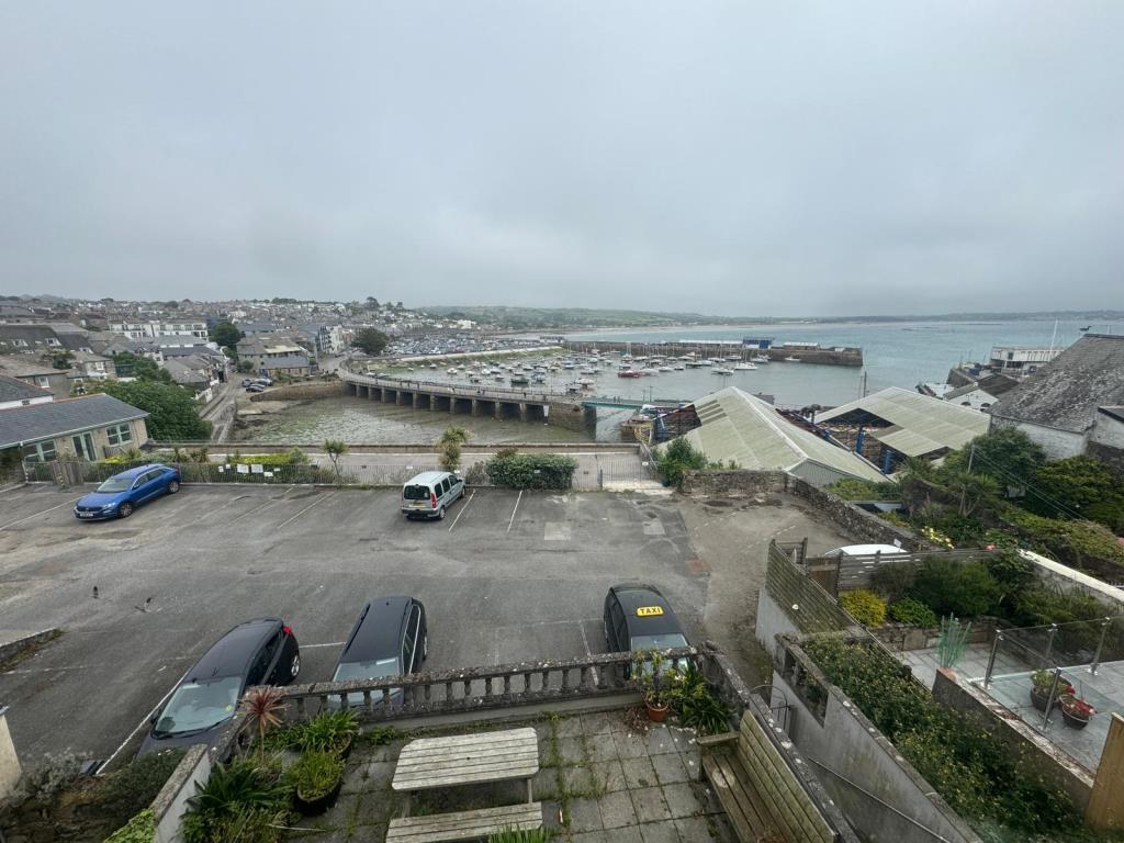 Lot: 95 - FIRST FLOOR APARTMENT WITH SPECTACULAR VIEWS - View from the flat